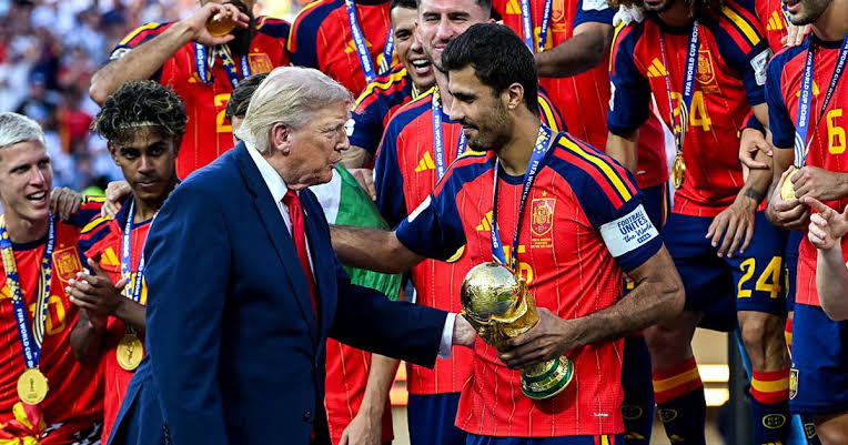 Capitán de España hace un gesto humillante a Donald Trump al levantar el  trofeo de la Copa del Mundo - The Mirror US en Español