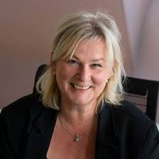 Ik had nooit gedacht dat mijn werk zou uitmonden in een glimmende gouden  tram die door Rotterdam rijdt maar here we are 💪.