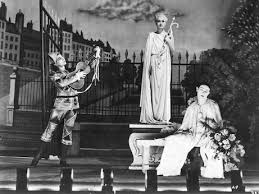 Un brave fermier, résolu à éliminer son insupportable épouse, une mégère alcoolique, extorque à un brillant avocat la recette du crime parfait. Les Enfants Du Paradis 1945 Bfi