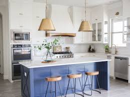 It's balanced beautifully against the luxurious calacatta backsplash. 21 Beautiful Blue And White Kitchen Design Ideas