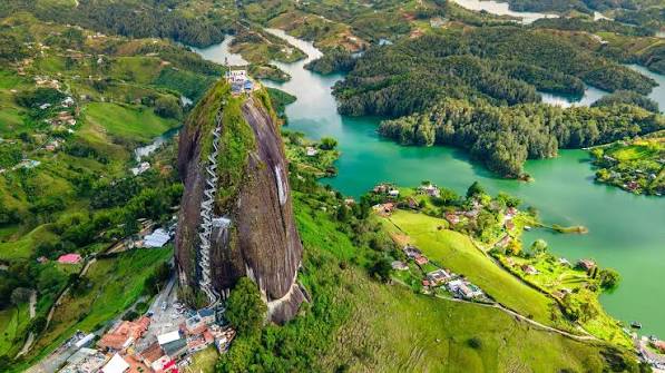 Visita a la piedra de Peñol y Guatapé.