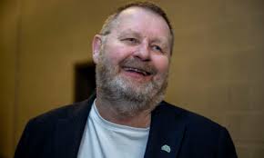 Dommeren ble kjørt på sykehuset: