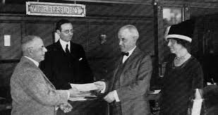 Dari percobaan tetes minyak, milikan menemukan bahwa tetes minyak (q) selalu merupakan kelipatan. Robert Andrews Millikan Wikiwand