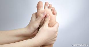 Fußschmerzen können durch zahlreiche erkrankungen, anatomische fehlbildungen, verletzungen, akute traumata oder wiederholte mikrotraumata verursacht werden. Hallux Rigidus Ursachen Symptome Therapie Prognose Netdoktor