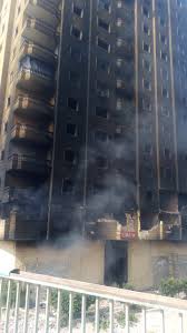 أكد مصدر مسؤول في محافظة الجيزة أن الأجهزة المكلفة بإزالة مبنى عقار فيصل الدائري المحترق، ستبدأ عملية الإزالة بالكامل للعقار، خلال ساعات بعد انتهاء الدراسات الأمنية. ØªØµØ§Ø¹Ø¯ Ø£Ø¯Ø®Ù†Ø© Ø­Ø±ÙŠÙ‚ Ø¹Ù‚Ø§Ø± ÙÙŠØµÙ„ Ù„Ù„ÙŠÙˆÙ… Ø§Ù„Ø±Ø§Ø¨Ø¹ Ø¹Ù„Ù‰ Ø§Ù„ØªÙˆØ§Ù„Ù‰ Ø§Ù†ØªØ´Ø§Ø± Ù„ÙˆØ§Ø¯Ø± ÙˆØ³ÙŠØ§Ø±Ø§Øª Ù†Ù‚Ù„ Ø¨Ù…Ø­ÙŠØ· Ø§Ù„Ø­Ø±ÙŠÙ‚ ØªØ­Ø³Ø¨Ø§ Ù„Ø§Ù†Ù‡ÙŠØ§Ø± Ø§Ù„Ø¹Ù‚Ø§Ø± Ø§Ù„Ø®Ø³Ø§Ø¦Ø± ØªØµÙ„ Ù„Ù€40 Ù…Ù„ÙŠÙˆÙ† Ø¬Ù†ÙŠÙ‡ ÙˆÙØ±Ø¶ ÙƒØ±ÙˆØ¯Ù† Ø£Ù…Ù†Ù‰ Ø¨Ø¬ÙˆØ§Ø± Ø£Ù†ÙØ§Ù‚ Ø§Ù„Ø¯Ø§Ø¦Ø±Ù‰ Ù„Ù…Ù†Ø¹ Ù…Ø±ÙˆØ± Ø§Ù„Ø£Ù‡Ø§Ù„Ù‰