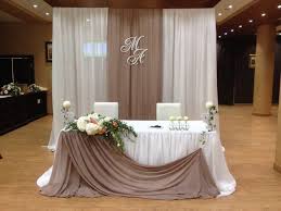 A backdrop of crisp fall florals, seasonal elements like pomegranates as escort cards, and striking gold accents turn a simple table display into a striking, standout setup. Foto 83 Iz Alboma Stol Molodyh Dekor I Oformlenie Happyservis Head Table Wedding Backdrop Bridal Table Wedding Table