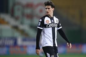 Ман деннис (dennis man) футбол нападающий румыния 26.08.1998. Dennis Man Dennis Man Born 26 August 1998 Is A Romanian Professional Footballer Who Plays Mainly As A Winger For Serie A Club Parma And The Romania National Team