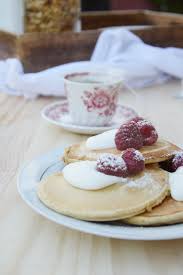 Pancakes A La Farine D Avoine Et Granola Maison Plus Une Miette Dans L Assiette
