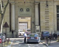 Solidité, sécurité c'est pour cette raison que les moindres gestes d'attention ou de prévenance exagérées envers une autre femme ne manquent pas de les inquiéter. Yvelines Versailles Il Tente De Poignarder Son Rival Dans Le Lit De Sa Femme 78actu