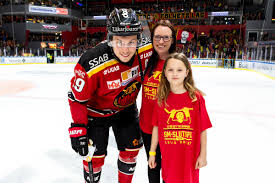 Luleå hockey live score (and video online live stream), schedule and results from all hockey tournaments that luleå hockey played. Lulea Hockey Ø¹Ù„Ù‰ ØªÙˆÙŠØªØ± Dagens Matchsponsor Svelast Ab Representeras Av Hakan Marie Leo Hedvig Hellqvist Och Hakan Hugo Sundin Och Mottar Troja Fran Lagkapten Erik Gustafsson Samt Marie Hedvig Delar Ut