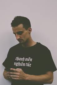 Trong clip này, các bạn trẻ đã đi cày, bắt cá, chơi với trẻ khiếm thị. Thanh Nien Nghiem Tuc Tee Dosi In Com