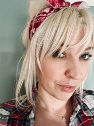 TV kłamie. W Materszefie zrobili z Kariny straszną sucz. Tymczasem to  przesympatyczna dziewczyna o genialnym wręcz talencie. Jej mule urwały mi  dzisiaj dupsko... a że były tak jak kocham oporowo ostre to