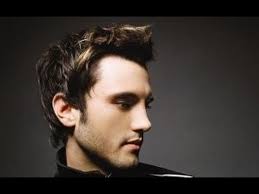 You can choose almost any hairstyle, from the short pixie to the long bob, and even gorgeous, long, and wavy locks like julia roberts is famous for. Hairstyle Heart Shaped Face Man Youtube