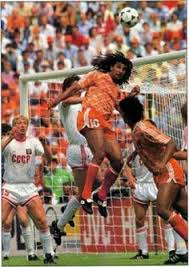 Een super mooie replica van het trainingsjasje van het nederlands elftal die de spelers droegen tijden het europees kampioenschap. 120 Ideeen Over Nederlands Elftal Ek 1988 In 2021 Nederland Voetbal Marco Van Basten