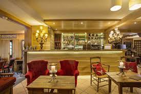 Accessible par un petit sentier très fréquenté en saison, il représente une très belle initiation à la haute montagne. Auberge Des Montagnes Logis Hotel Pailherols Cantal