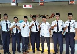 Gajinya memang lumayan, tapi belum cukup banyak untuk bisa kutabung dan menyewa kontrakan yang lebih layak agar anak dan istriku bisa dekat bersamaku di sini. Gaji Satpam Lamongan Gresik Pos Security Sma Nahdlatul Ulama 1 Gresik Kabupaten Ini Menyimpan Sejuta Pesona Alam Yang Lamongan Banyak Wisata Mulai Dari Situs Wisata Situs Bersejarah Spot Foto Foto