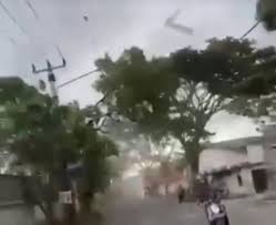 Viral Video Angin Puting Beliung Terjang Cimahi INDOPOLITIKA - Fenomena  cuaca ekstrem berupa angin puting beliung kembali melanda wilayah Jawa  Barat pada Jumat sore (6/3/2026). Berdasarkan laporan warga dan rekaman  video, angin