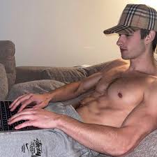 Male celeb lover on X: Fuck Darrell Jones is a beast of a man!!! 💪  t.couksYAo67YE  X