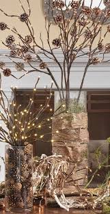 Vases En Verre Decores De Pommes De Pin Et Branches Decoratives Table Decorations Christmas Table Christmas Table Decorations