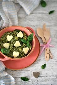 Nel frattempo, tagliare a metà per versarne metà in una pirofila, distribuire sopra una parte dell'olio al pesto, il tonno ed i wurstel, mescolare. Riso Freddo Al Pesto Di Erbe Aromatiche Con Un Poco Di Zucchero