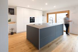 Die helligkeitsstufe der wandfarbe sollte dabei. Kuche Mit Kucheninsel Kochinsel Weisse Kuche Graue Kucheninsel Graue Arbeitsflache Deckenhohe Schran Graue Kucheninsel Kuche Mit Insel Kuche Holzboden