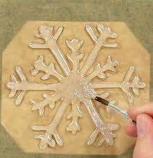 Etwas Heisskleber Und Deine Fenster Sehen Aus Wie Eine Marchenlandschaft Deine Nachbarn Werden Winterdeko Basteln Basteln Weihnachten Deko Weihnachten Fenster