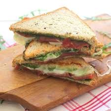 Croque Monsieur Au Four Au Jambon De Parme Mozzarella Et Pesto De Roquette Recette Croque Monsieur Croque Monsieur Recette Croquant