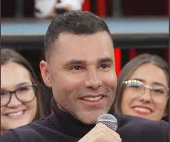 Para o comentarista, a equipe de rodrigo santana não consegue render da mesma forma durante os 90 minutos. Rodrigo Sant Anna Mostra Novo Visual Na Tv E Internet Nao Perdoa