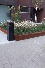 Beeteinfassung Aus Cortenstahl Und Briefkasten Aus Aluminium Mit Pulverbeschichtung In Anthrazit Cortenstahl Corten Beeteinfassung Vorgarten Vorgarten Ideen