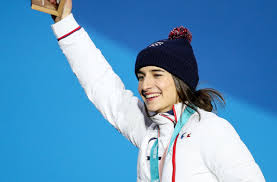 La française perrine laffont a remporté, ce lundi, le titre de championne du monde de ski de bosses, le dernier benjamin cavet a pris l'argent chez les messieurs. Tfhz2gcrseneym