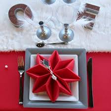 Tutoriel illustrant le pliage d'une serviette en tissu vert. Pliage De Serviette Pour Noel Facile Et Deco Idees Et Instructions Pliage Serviette Noel Pliage Serviette Plier Serviette De Table