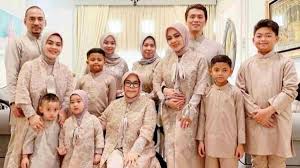 Tips memilih model baju couple muslim dan busana muslim, gamis, maxi dress serta pakaian keluarga terbaru untuk merayakan lebaran atau hari raya idul fitri 2017/2018. Model Baju Lebaran Keluarga Yang Modis Dan Kekinian Harapan Rakyat Online