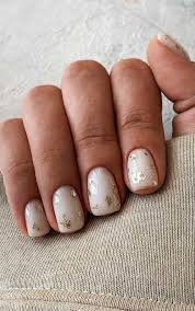 Gold Flake On Short Nails Best Acrylic Nails Minimal Nails Simple Nails From classy manicures to really complicated ones you can achieve them all even if your nails are pretty short.