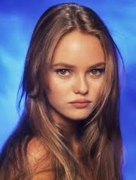 Qualcuno può spiegare cosa ha reso Vanessa Paradis così bella nel breve  periodo dal 1990 al 1994? : r/VindictaRateCelebs