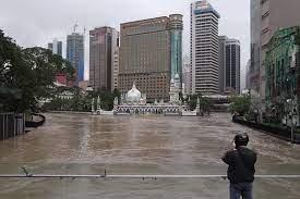 Screengrabs of the kelisa driving through the kuala lumpur flood. Flash Floods Hit Area Near Masjid Jamek Lrt Parts Of Kl The Star