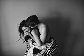 Photographer Natalia Mindru Photomicona Captures The Raw Unabashed Love Between Couples In A Series Titled Iubiri Urba Intimate Photos Couples Couples In Love