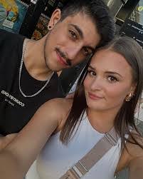 Sabrina Wingard's Instagram, Twitter & Facebook