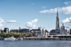 Antwerpen är en hamnstad i norra belgien med ca 450000 invånare. Rostock Antwerpen Belgien