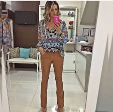 Calça Social Bege Feminina Combina Com Qual Cor De Camisa Look Calca Camelo Look Com Calca Marrom Calca Caramelo Roupas Coloridas