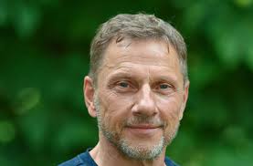 Wie alt ist thomas müller müller ist ein vielseitiger spieler, der als mittelfeldspieler oder stürmer spielen kann und in einer reihe von offensivpositionen eingesetzt wurde, darunter. Richy Muller Wird 65 Falscher Name Lederjacke Porsche Faible Kultur Stuttgarter Zeitung