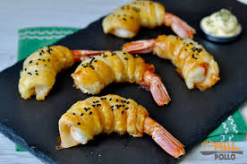 Spennelliamo solo la parte di sopra con il tuorlo dell'uovo. Gamberi In Pasta Sfoglia Ricetta Antipasto Veloce E Gustosa