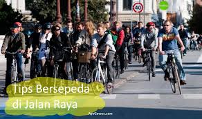 Seperti yang kita sedia maklum terdapat pelbagai jadi, pemandu kenderaan berat mestilah mematuhi peraturan dan papan tanda jalan raya yang di sediakan. 11 Tips Mengendarai Sepeda Di Jalan Raya