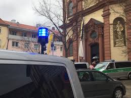 Accessible by train / bus Fussballfans Sorgen Fur Einsatz Vor Kirche Polizei Steht Fur Brautpaar Spalier Wurzburg Erleben