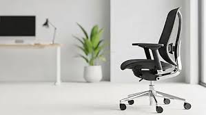 Fundo Cadeira De Escritório Ergonômica Moderna Posicionada Junto A Uma Grande Janela Com Vista Para A Cidade, Malha De Volta, Projeto, Executivo Imagem de plano de fundo para download gratuito