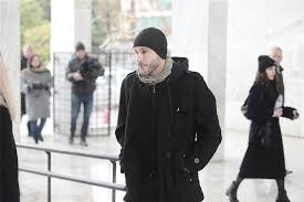 Σύμφωνα με το happy day ο παρουσιαστής βρίσκεται στο σπίτι του από το βράδυ της τετάρτης, με τους γιατρούς να του συνιστούν να παραμείνει στο σπίτι του για 7 ημέρες προκειμένου να αναρρώσει. Khdeia 8anoy Mikroytsikoy To Teleytaio Antio Ston Megalo Syn8eth Vid Pics Flash Gr