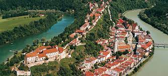 Majetätisch liegt sie über der denkmalgeschützen. Bayerische Schlosserverwaltung Burg Burghausen Bedeutung