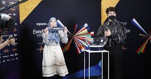 Otóż w każdej scenie, w której się pojawiał, wygłaszał jedną i tę samą kwestię: Mpanhzcjmxy Gm
