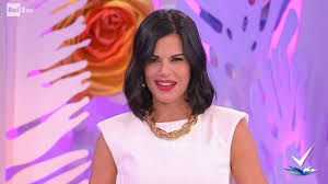 Il taglio capelli medio con frangia a tendina di bianca guaccero è il nostro oggetto dei desideri. Detto Fatto Bianca Guaccero E Ancora Positiva Al Covid Come Sta