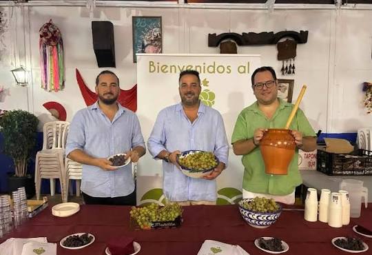 Corazón Moscatel ha estado presente este lunes en la Feria de Málaga realizando una degustación de sus productos típicos #AxarquiaPlus #Axarquia #CorazonMoscatel #Almachar #ElBorge #Moclinejo #FeriaDeMalaga