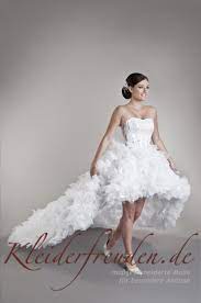 So finden sie das perfekte hochzeitskleid. Designer Brautkleid Vorne Kurz Mit Federn Schleppe Kleiderfreuden